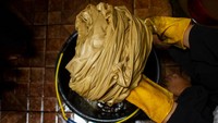 Kemudian kain mulai ke tahap pencucian, hingga mordan. Tujuannya agar kain mudah menyerap pewarna alami.