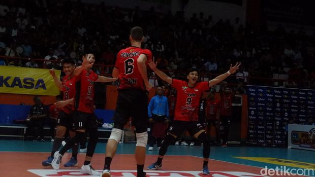 Jakarta STIN BIN saat mengalahkan Palembang Bank Sumsel Babel 3-0 di ajang PLN Mobile Proliga 2023 di GOR Satria Purwokerto, Jumat (13/1/2023).