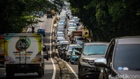 Lalin Jalan Pangeran Antasari arah Pasar Cipete Selatan, Jakarta Selatan, terpantau macet, Jumat (13/1/2023).