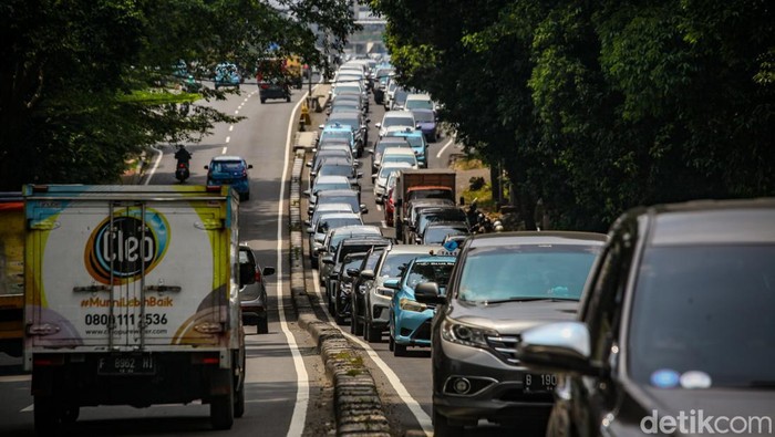 Jalan Pangeran Antasari Arah Pasar Cipete Selatan Macet Kemacetan masih terjadi di sejumlah titik Jakarta sampai siang ini. Jalan Pangeran Antasari arah Pasar Cipete Selatan, Jaksel, terpantau macet.