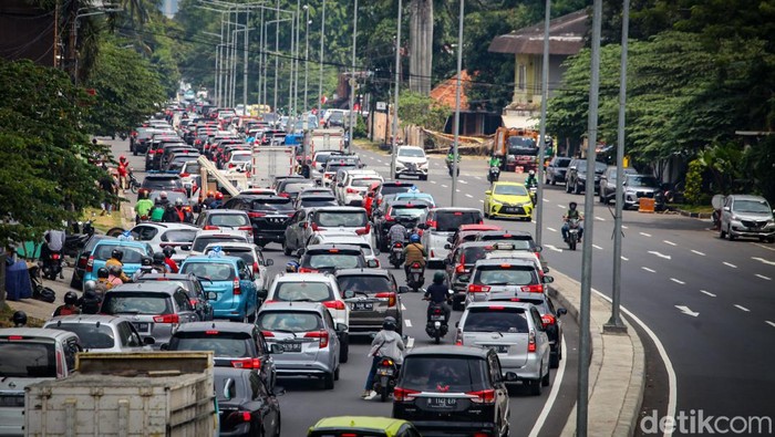 Jalan Pangeran Antasari Arah Pasar Cipete Selatan Macet Kemacetan masih terjadi di sejumlah titik Jakarta sampai siang ini. Jalan Pangeran Antasari arah Pasar Cipete Selatan, Jaksel, terpantau macet.