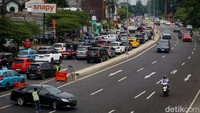 Sedangkan arah sebaliknya menuju Jalan TB Simatupang terpantau lancar siang ini.