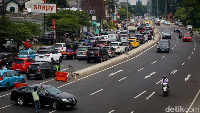 Kemacetan masih terjadi di sejumlah titik Jakarta sampai siang ini. Jalan Pangeran Antasari arah Pasar Cipete Selatan, Jaksel, terpantau macet.