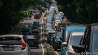Kemacetan ini terjadi dikarenakan volume kendaraan serta lampu merah di perempatan dekat Pasar Cipete Selatan.