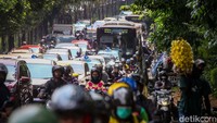 Kemacetan disebabkan meningkatnya volume kendaraan serta lampu lalu-lintas.