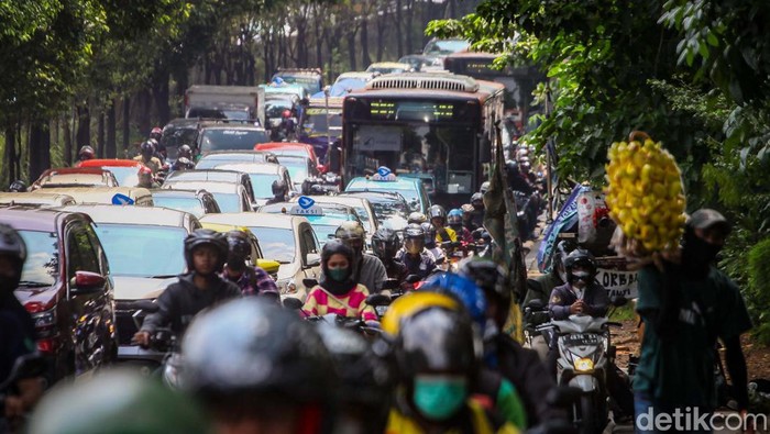 Jalan TB Simatupang, Jakarta Selatan, terpantau macet pagi ini. Kemacetan disebabkan banyaknya volume kendaraan.