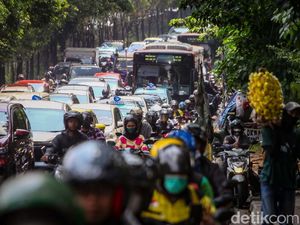 Macet Parah di Jl TB Simatupang Dipicu Kecelakaan Maut, 1 Orang Tewas