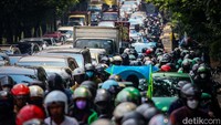 Jalan TB Simatupang arah Cilandak, Jakarta Selatan, terpantau padat pada hari Jumat (13/1/2023) pukul 10.00 WIB. Selain volume kendaraan yang banyak, rupanya ada kecelakaan maut terjadi disana.