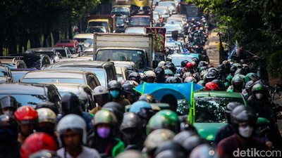 Ampuunn... Jalan TB Simatupang Jaksel Macet Banget