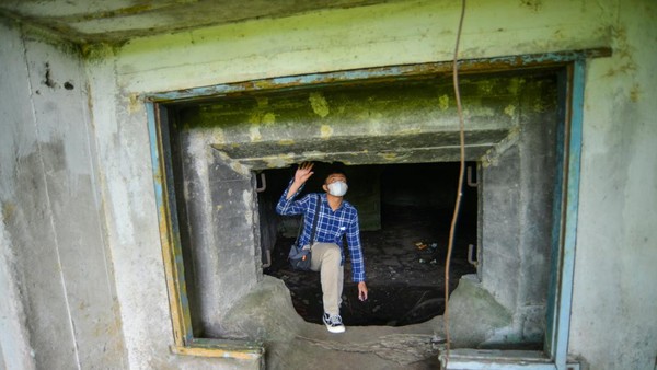 Diantara bangunan bersejarah itu adalah benteng pertahanan Jepang yang dibangun di pesisir pantai. Namun, kondisinya kini sangat memprihatinkan dan terbengkalai.