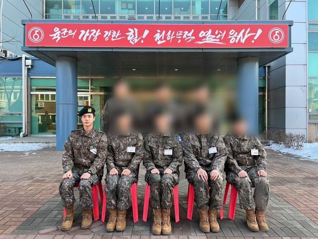 Sebelum masuk kamp militer, Jin BTS telah memamerkan potongan rambut plontosnya kepada penggemar. Kini dia harus melewati masa pelatihan selama lima bulan di Yeoncheon, Gyeonggi-do. Foto: Instagram