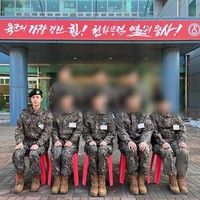 Sebelum masuk kamp militer, Jin BTS telah memamerkan potongan rambut plontosnya kepada penggemar. Kini dia harus melewati masa pelatihan selama lima bulan di Yeoncheon, Gyeonggi-do. Foto: Instagram
