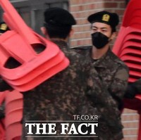 Sejumlah netizen Korea menyebut Jin BTS terlihat seperti seorang aktor dalam balutan seragam militer. Foto-fotonya selama wamil dinilai bak still cuts drama Korea. Foto: Instagram