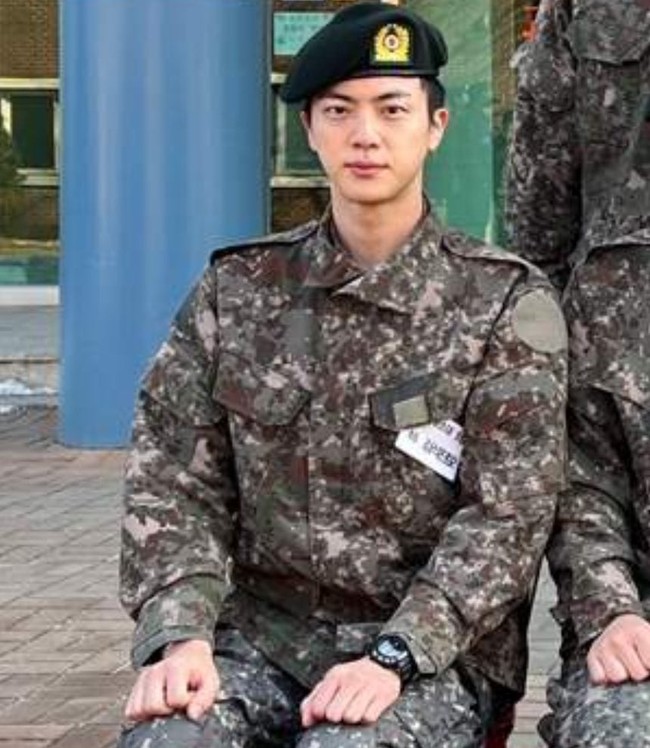 Penggemar semakin takjub saat Jin BTS dikabarkan komandan unit yang terdiri dari 200 tentara. Pasalnya orang yang terpilih harus memiliki fisik yang kuat dan menjadi contoh bagi tentara lain. Foto: Instagram