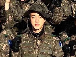 8 Foto Jin BTS Wamil, Curi Atensi karena Terlihat Lebih Kurus