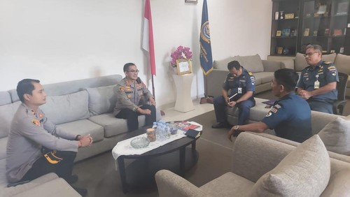 Kapolresta Denpasar Kombes Bambang Yugo Pamungkas bertemu dengan Kepala KSOP Kelas II Benoa guna membahas pembangunan pos pengamanan terpadu untuk mengatasi kemacetan di Pelabuhan Sanur. (Dok. Polresta Denpasar)