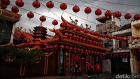 Pernak-pernik seperti lampion dipasang di kawasan kelenteng jelang perayaan Imlek.