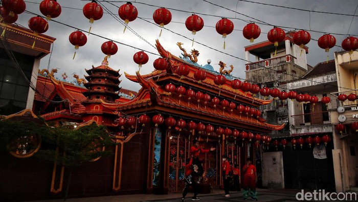 Sejumlah warga mempersiapkan pernak-pernik Imlek seperti lampion di Kelenteng Hok Lay Kiong, Margahayu Kota Bekasi, Jawa Barat, Jumat (13/1/2022).