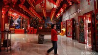 Di dalam kelenteng pun juga dihiasi oleh lampion warna merah.