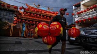 Berangkat dari kepercayaan tersebut, maka warna merah kerap kali dipakai sebagai atribut atau hiasan dalam berbagai perayaan, termasuk di tahun baru Imlek.