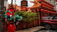 Tim barongsai juga terlihat latihan jelang perayaan Imlek.