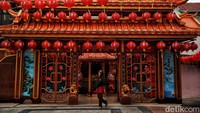 Imlek identik dengan warna merah. Kelenteng Hok Lay Kiong pun telah dihiasi dengan lampion berwarna merah, Jumat (13/1/2023).