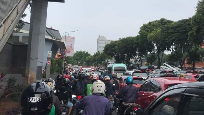 Kemacetan di Jl TB Simatupang, Jaksel, Jumat (13/1/2023) pagi.