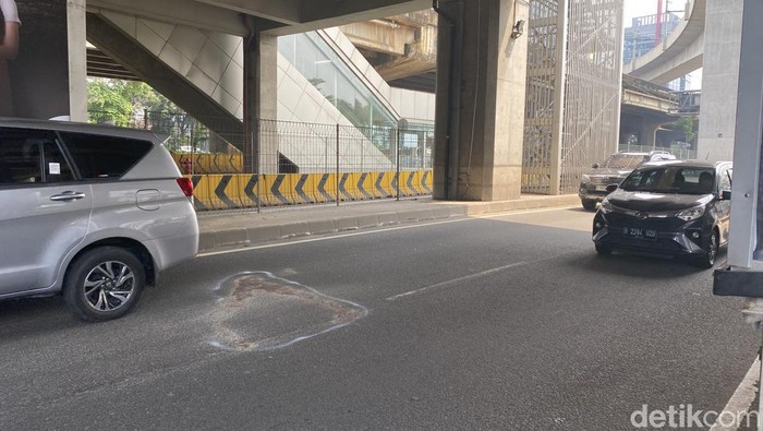 Kemacetan parah terjadi di Jl TB Simatupang, Cilandak, Jaksel, dipicu kecelakaan maut. Korban merupakan seorang perempuan yang mengendarai sepeda motor. (Devi Puspitasari/detikcom)