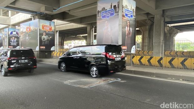 Kemacetan parah terjadi di Jl TB Simatupang, Cilandak, Jaksel, dipicu kecelakaan maut. Korban merupakan seorang perempuan yang mengendarai sepeda motor. (Devi Puspitasari/detikcom)