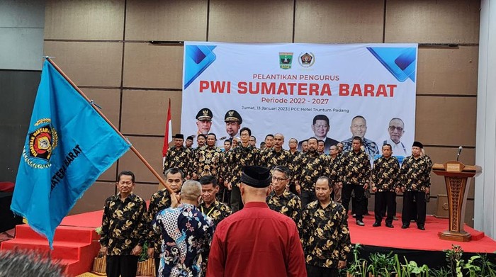 Ketua Umum Pengurus PWI Pusat, Atal S Depari melantik Basril Basyar menjadii Ketua PWI Sumbar. Dia berharap Basril dapat membawa perubahan bagi PWI Sumbar. (dok PWI)