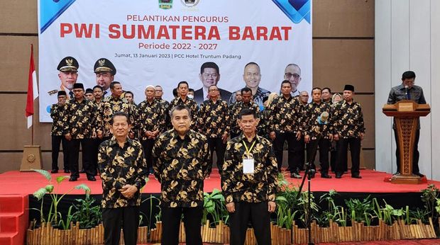 Ketua Umum Pengurus PWI Pusat, Atal S Depari melantik Basril Basyar menjadii Ketua PWI Sumbar. Dia berharap Basril dapat membawa perubahan bagi PWI Sumbar. (dok PWI)