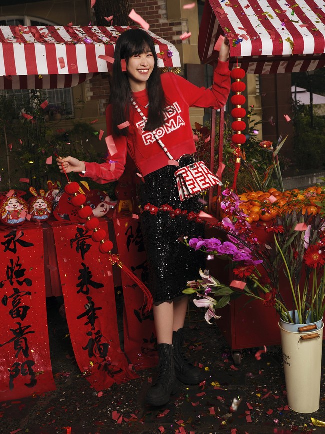 Fendi mengambil inspirasi dari reinterpretasi Logo Fendi Roma untuk koleksi tahun baru Imlek 2023. Foto: Dok. Fendi