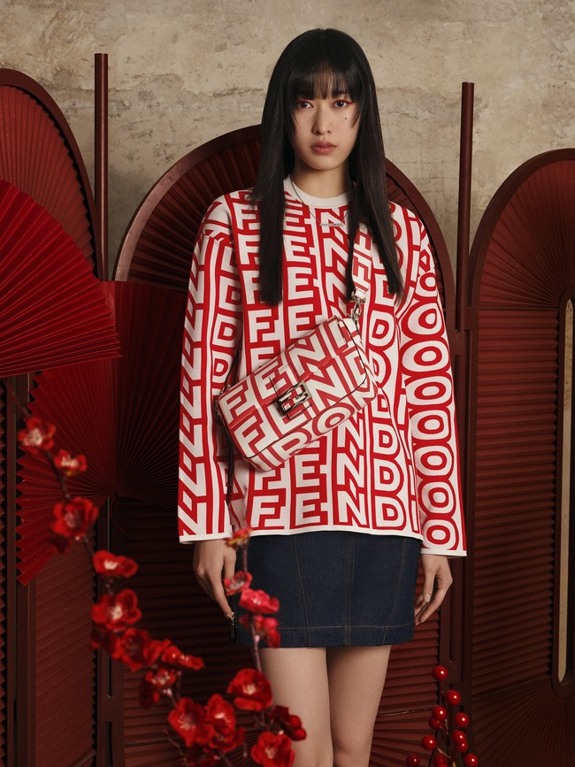 Fendi mengambil inspirasi dari reinterpretasi Logo Fendi Roma untuk koleksi tahun baru Imlek 2023. Foto: Dok. Fendi.