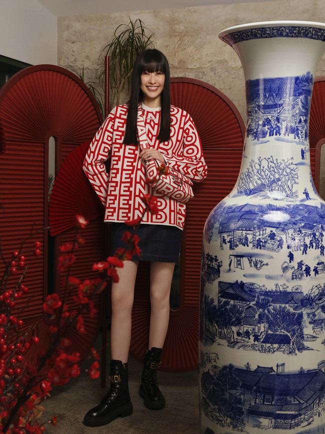 Fendi mengambil inspirasi dari reinterpretasi Logo Fendi Roma untuk koleksi tahun baru Imlek 2023. Foto: Dok. Fendi.