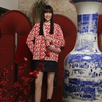 Fendi mengambil inspirasi dari reinterpretasi Logo Fendi Roma untuk koleksi tahun baru Imlek 2023. Foto: Dok. Fendi.