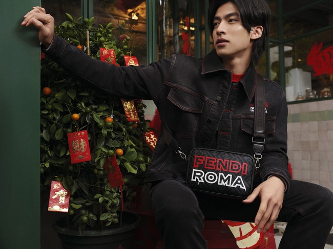 Fendi mengambil inspirasi dari reinterpretasi Logo Fendi Roma untuk koleksi tahun baru Imlek 2023. Foto: Dok. Fendi.