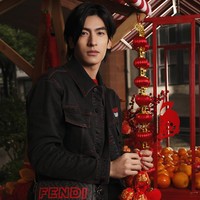 Fendi mengambil inspirasi dari reinterpretasi Logo Fendi Roma untuk koleksi tahun baru Imlek 2023. Foto: Dok. Fendi.