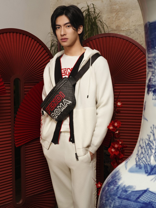Fendi mengambil inspirasi dari reinterpretasi Logo Fendi Roma untuk koleksi tahun baru Imlek 2023. Foto: Dok. Fendi.