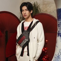 Fendi mengambil inspirasi dari reinterpretasi Logo Fendi Roma untuk koleksi tahun baru Imlek 2023. Foto: Dok. Fendi.