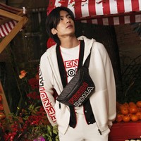 Fendi mengambil inspirasi dari reinterpretasi Logo Fendi Roma untuk koleksi tahun baru Imlek 2023. Foto: Dok. Fendi.