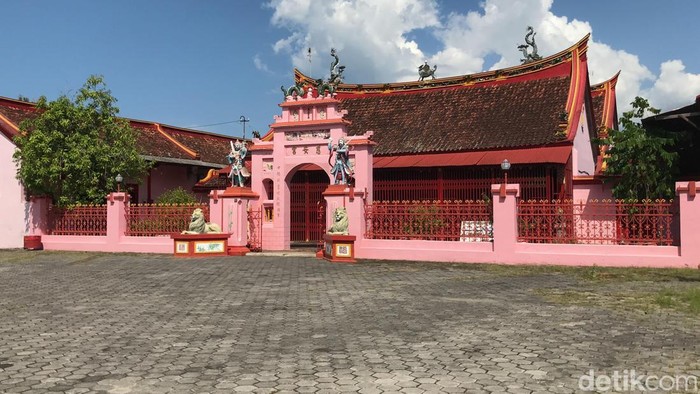 Kondisi kelenteng di Lasem, Rembang, relatif sepi jelang tahun baru Imlek 2023, Jumat (13/1/2023).