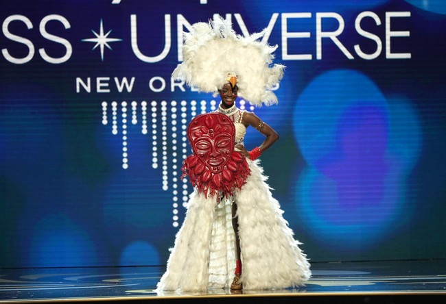 Tahun lalu, Nigeria membawa pulang gelar kostum nasional terbaik. Apakah, perwakilannya di Miss Universe 2022 akan kembali mengulang kesuksesan yang sama dengan kostum ini? (Foto: Josh Brasted/Getty Images)
