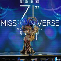 Miss Panama Solaris Barba siap membawa kemeriahan karnival negaranya dengan kostum ekstravaganza dan headpiece berbulu dramatis. (Foto: Josh Brasted/Getty Images)