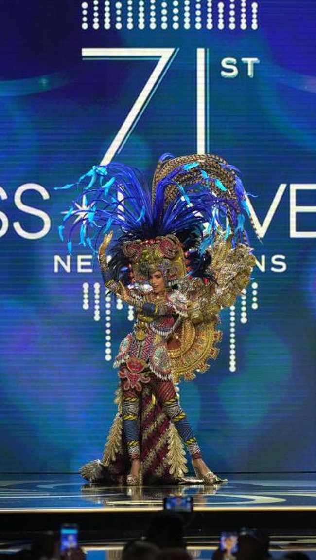 Miss Panama Solaris Barba siap membawa kemeriahan karnival negaranya dengan kostum ekstravaganza dan headpiece berbulu dramatis. (Foto: Josh Brasted/Getty Images)