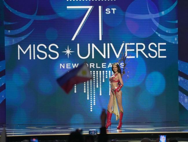 Miss Philippines Celeste Cortesi tampil seksi seperti model yang berlenggang di Victorias Secret Fashion Show. (Foto: Josh Brasted/Getty Images)