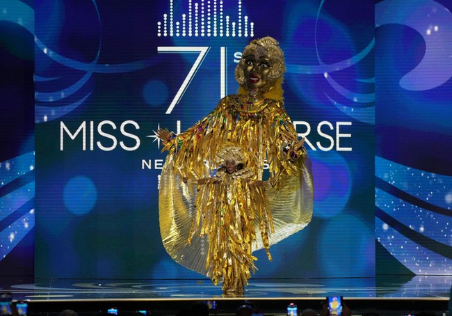 Kostum nasional serba emas dengan figur orang-orangan di atasnya menjadi andalan Miss Trinidad and Tobago Tya Jane Ramey  (Foto: Josh Brasted/Getty Images)