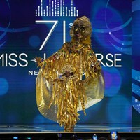 Kostum nasional serba emas dengan figur orang-orangan di atasnya menjadi andalan Miss Trinidad and Tobago Tya Jane Ramey  (Foto: Josh Brasted/Getty Images)