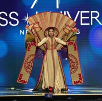Miss Vietnam Neuyen Thi Ngoc Chau memakai kostum yang memperlihatkan keunggulan negaranya dalam kerajinan anyaman daun ilalang kering. Tidak tanggung-tanggung, berat kostum ini mencapai 15 kg. (Foto: Josh Brasted/Getty Images)
