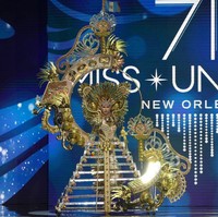 Miss Guatemala Ivana Batchelor membawa kemeriahan karnival lewat kostum nasionalnya di panggung preliminary Miss Universe 2022 pada Rabu (11/1/2023).  (Foto: Josh Brasted/Getty Images)