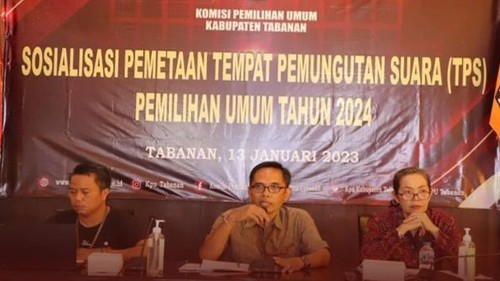 Komisioner KPU Tabanan melakukan sosialisasi TPS Pemilu 2024, Jumat (13/1/2023).